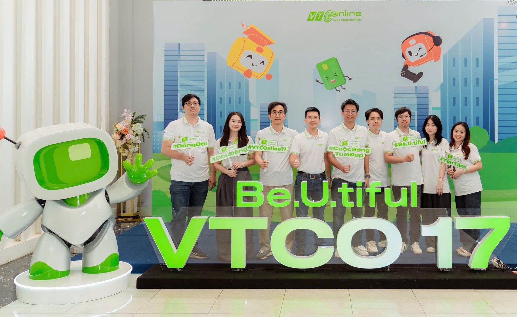 Đằng sau những cái bắt tay dài lâu